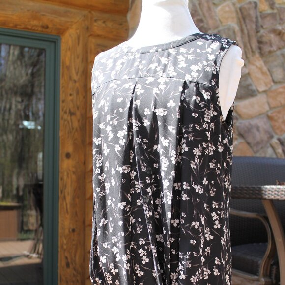 DR2 Sleeveless Box Pleat Flowy Shift Dress - Picture 1 of 7